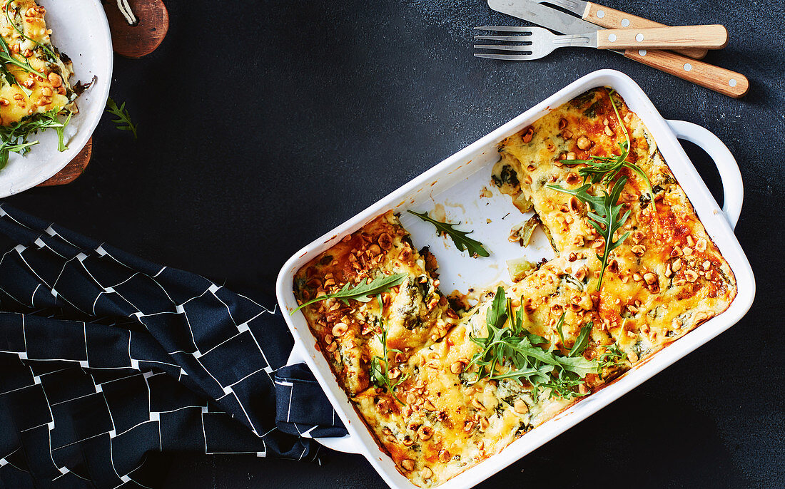 Vegetarische Lasagne mit Spinat, Thymian und Haselnüssen