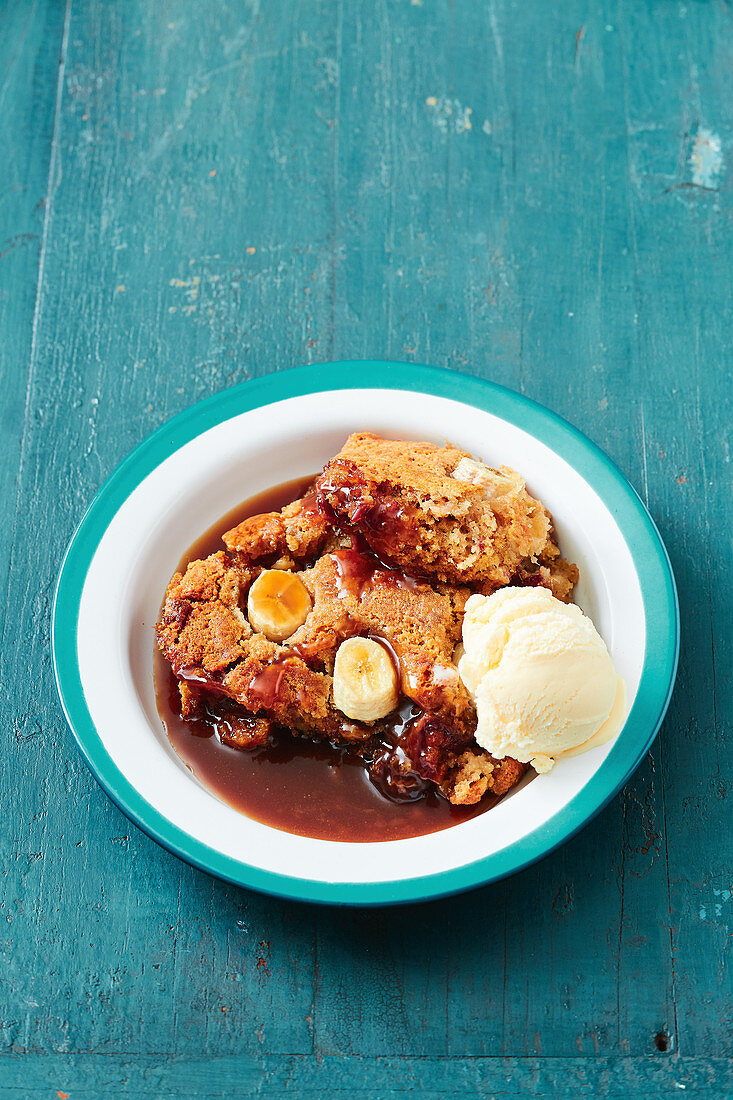 Self Saucing Pudding mit Datteln und Bananen