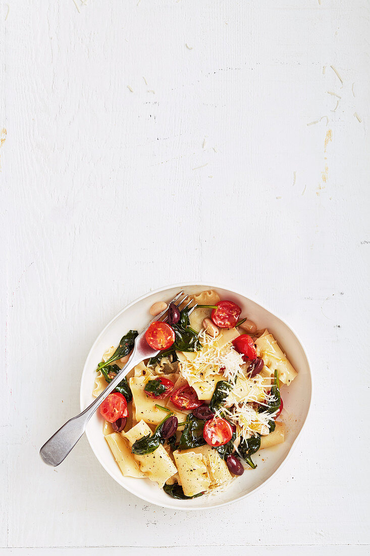 Pasta with spinach, beans, cherry tomatoes and Parmesan