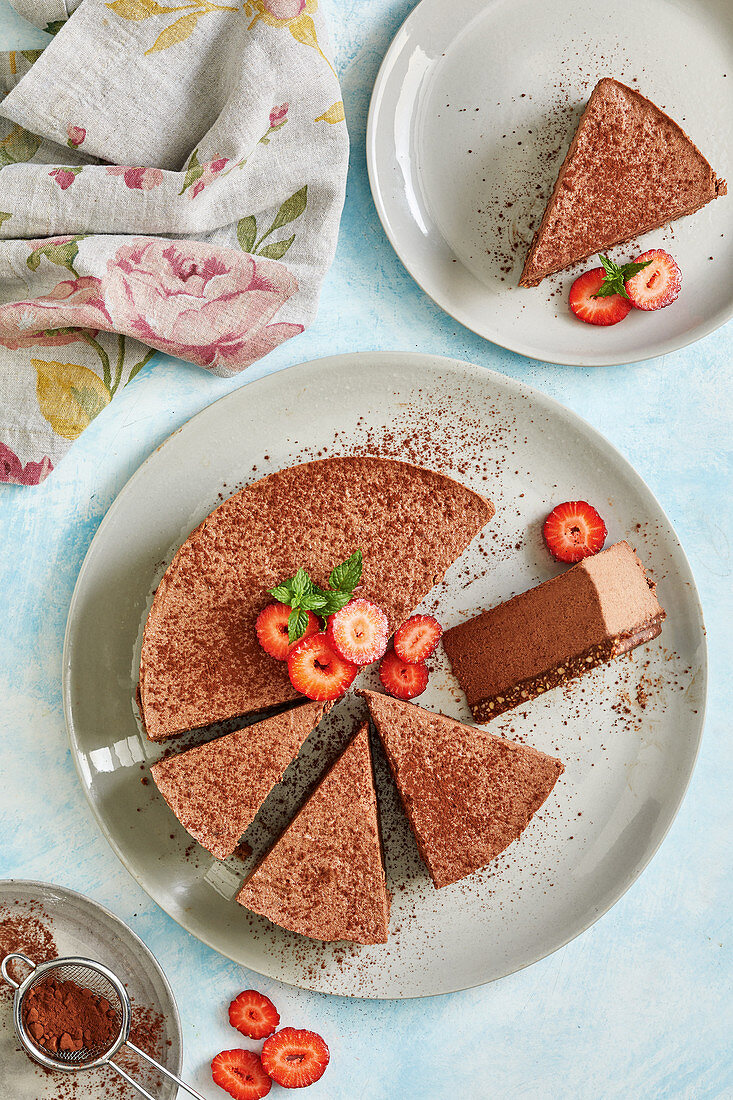 Vegane Schokoladenmoussetorte mit Erdbeeren