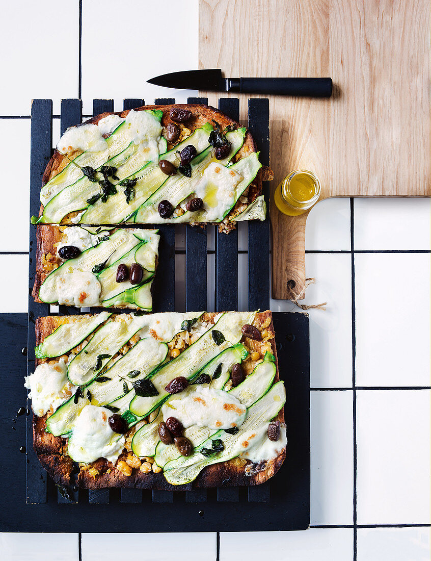 Zucchinipizza mit Ziegenkäse und Oliven