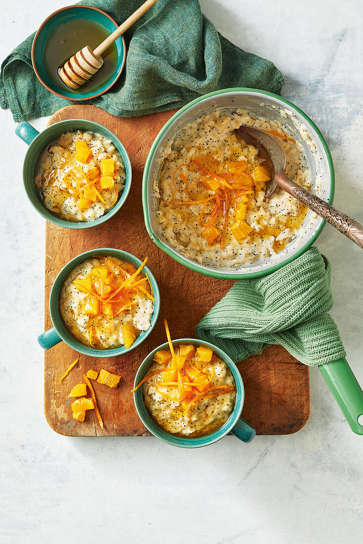 Porridge mit Mohn, Orange und Honig