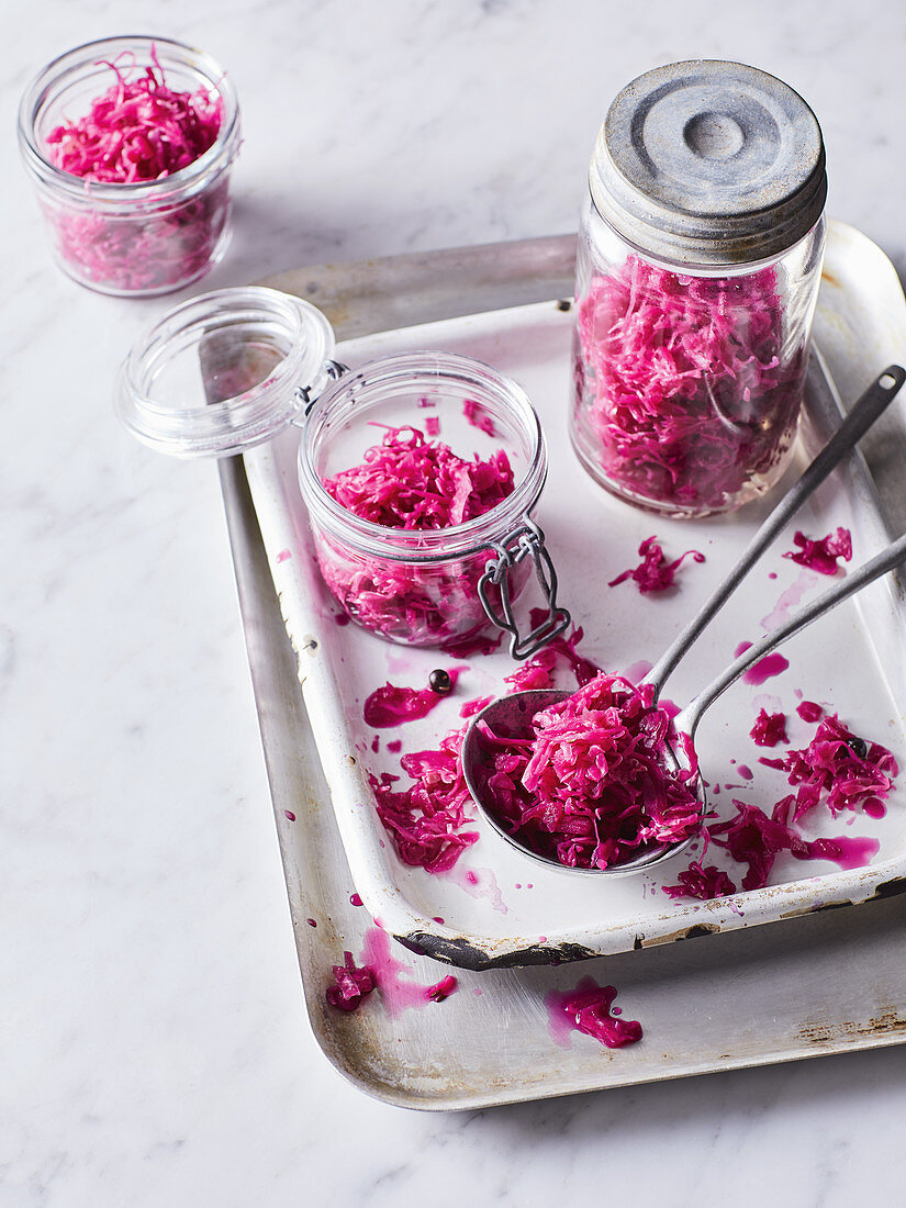 Fermentierter Rotkohl im Glas