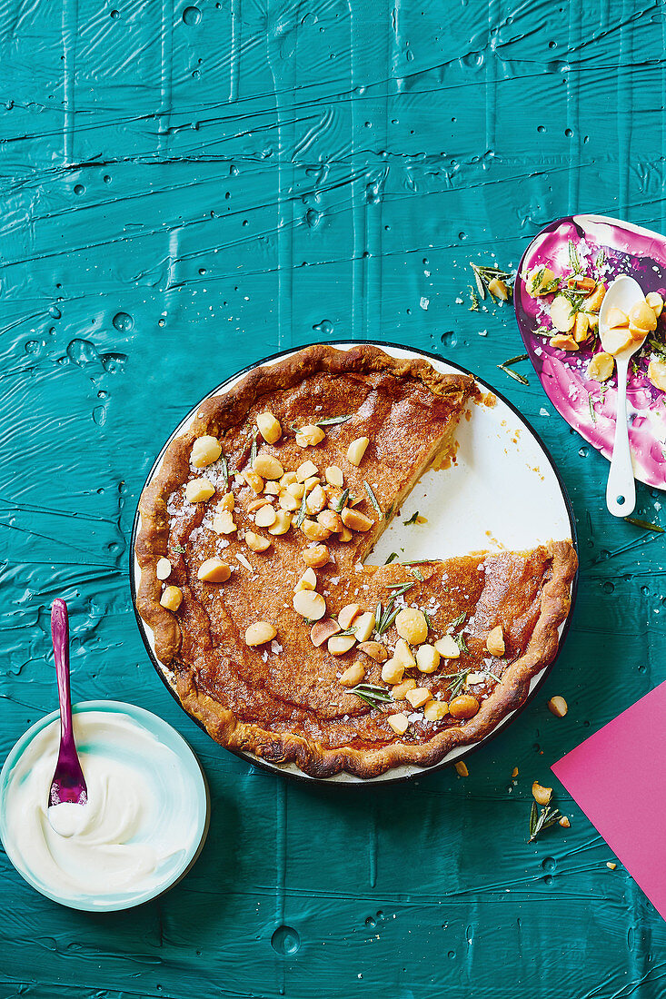 Gesalzene Custard Pie mit Ahornsirup, Rosmarin und Macadamia