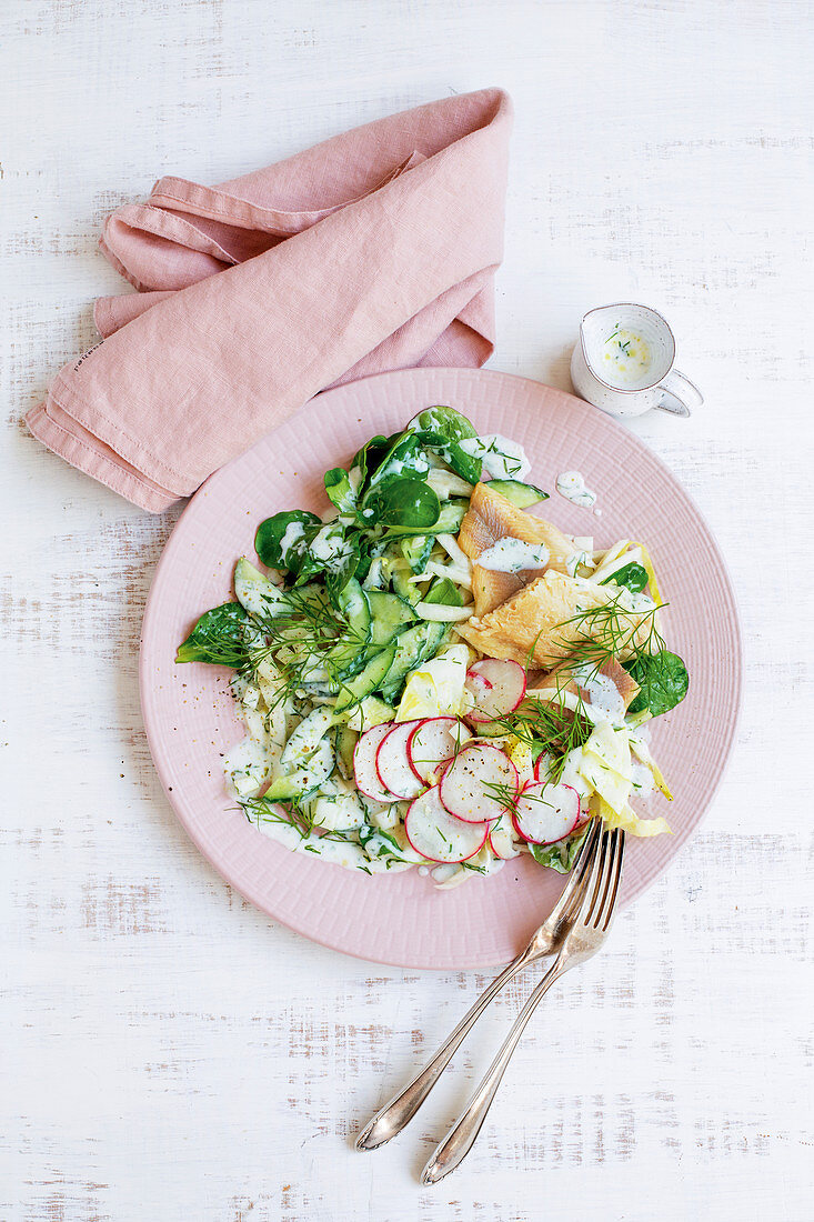 Radieschensalat mit Kohlrabi und Räucherforelle