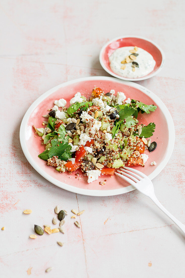 Quinoa-Kräuter-Salat mit Oliven und Joghurt