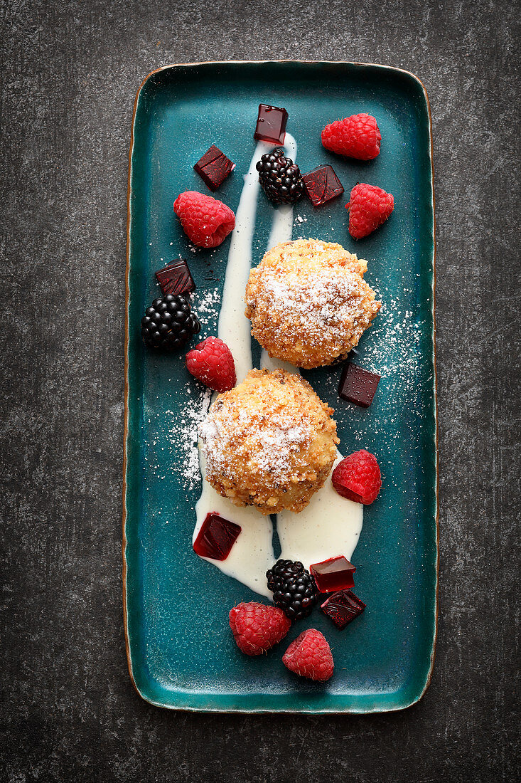 Himbeerknödel mit Vanillesauce und Beerengelee