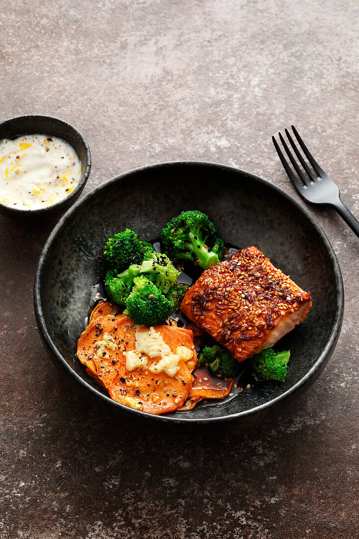 A salmon fillet with Indian broccoli and sweet potatoes
