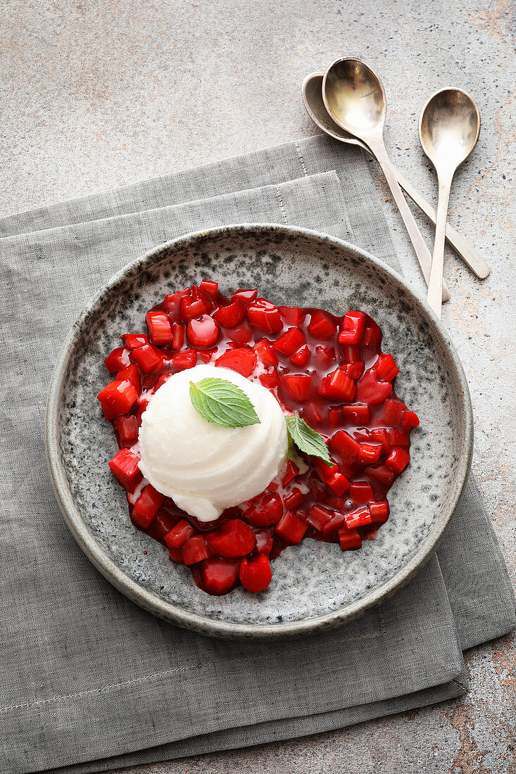 Rhubarb compote with lemon ice cream