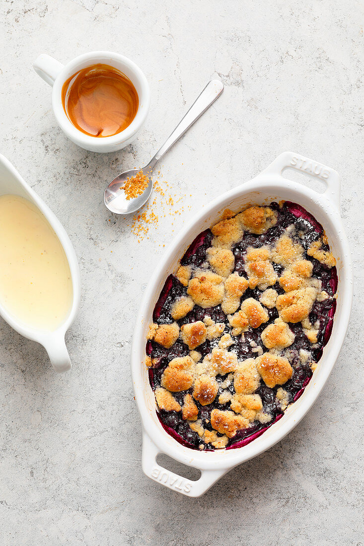 Summer Crumble mit Heidelbeeren und Vanillesauce