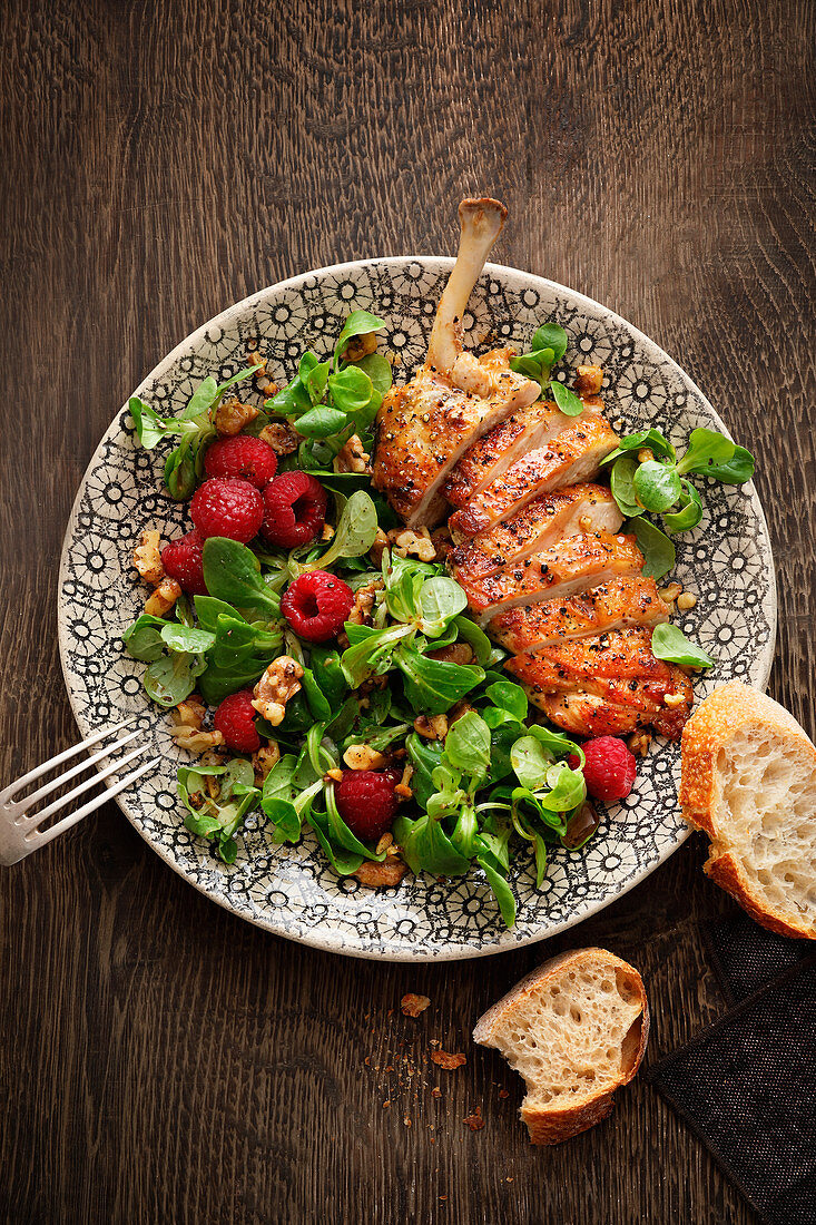 Perlhuhnbrust mit Feldsalat auf Himbeerdressing