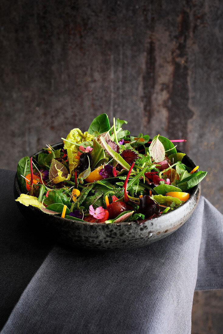 Wildkräuter-Blumensalat mit Croûtons und Honig-Senf-Dressing