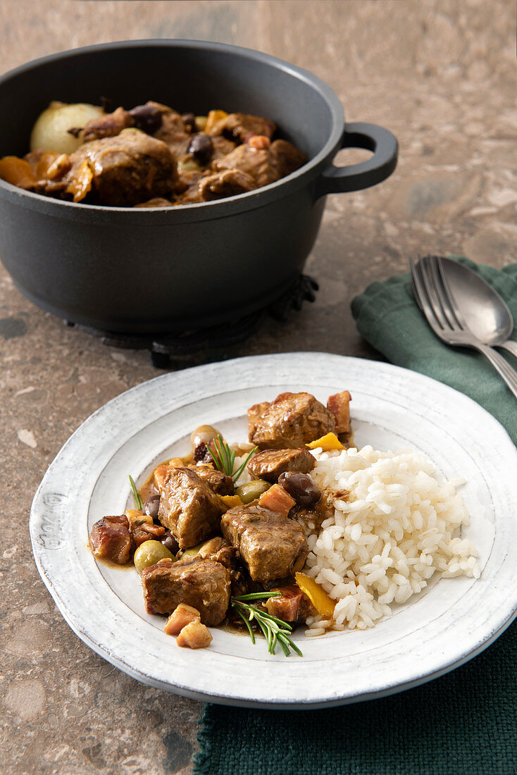 Mediterranes Ochsenragout mit Oliven, Orangenabrieb, Nelken, Räucherspeck und frischen Kräutern