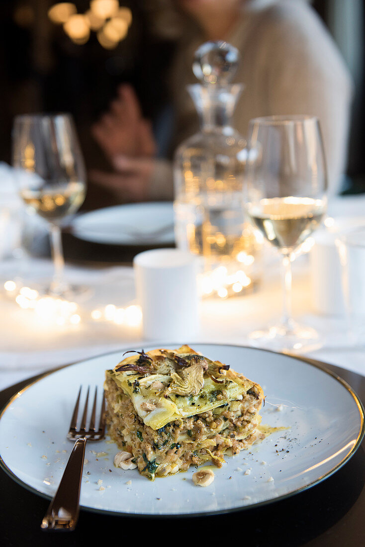 Lasagne mit Kalbfleisch, Artischocken, Topinambur und Haselnüssen