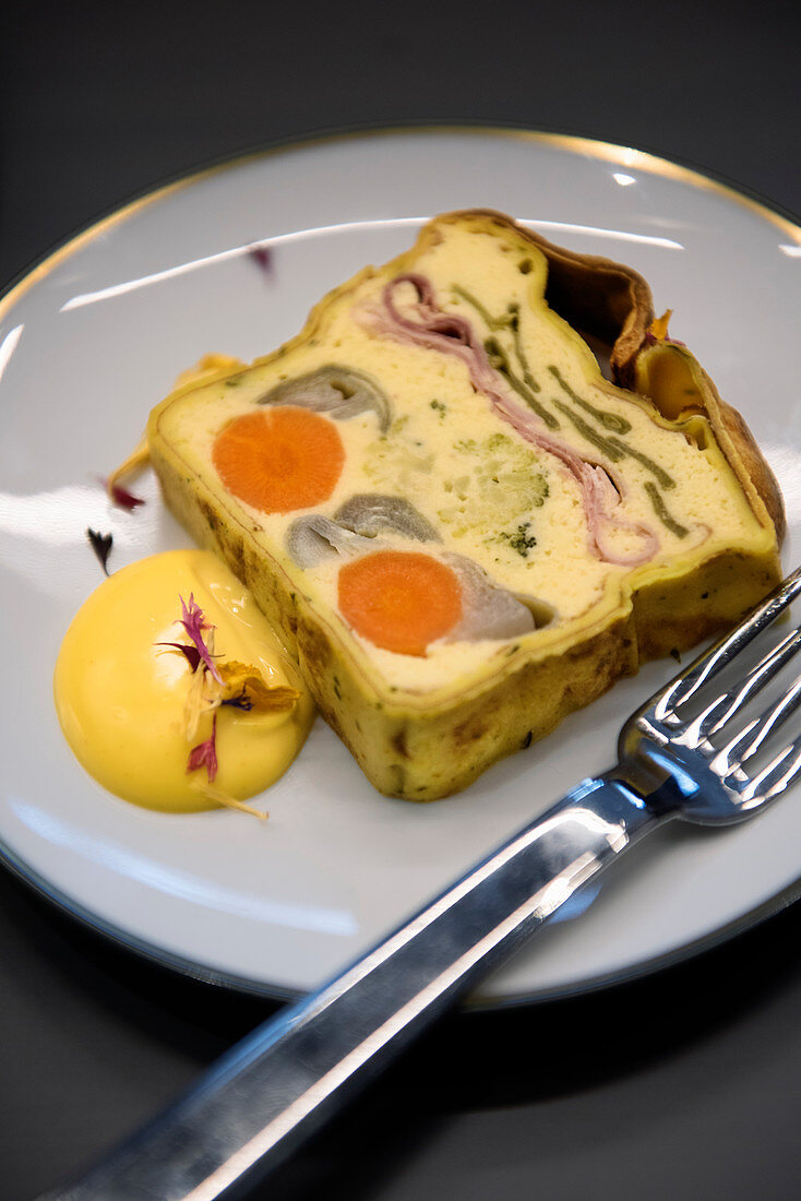 Crêpes-Gemüse-Terrine mit Safran-Mayonnaise