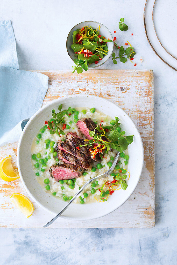 Risi e bisi mit gegrilltem Rindfleisch