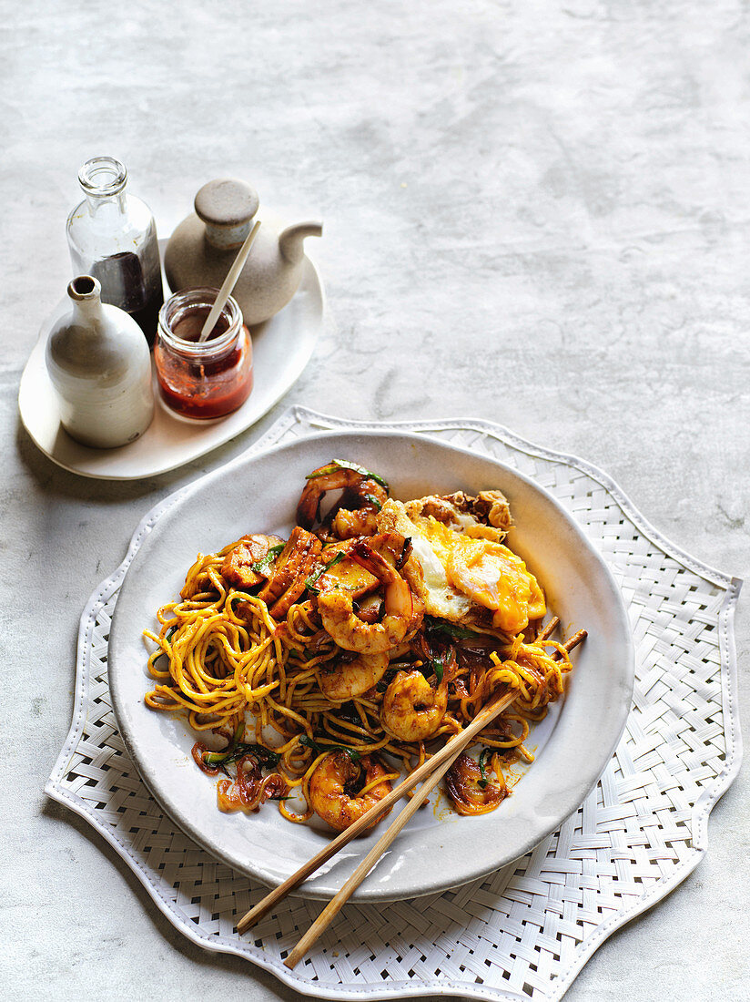 Mee goreng with prawns and fish cake (Indonesia)