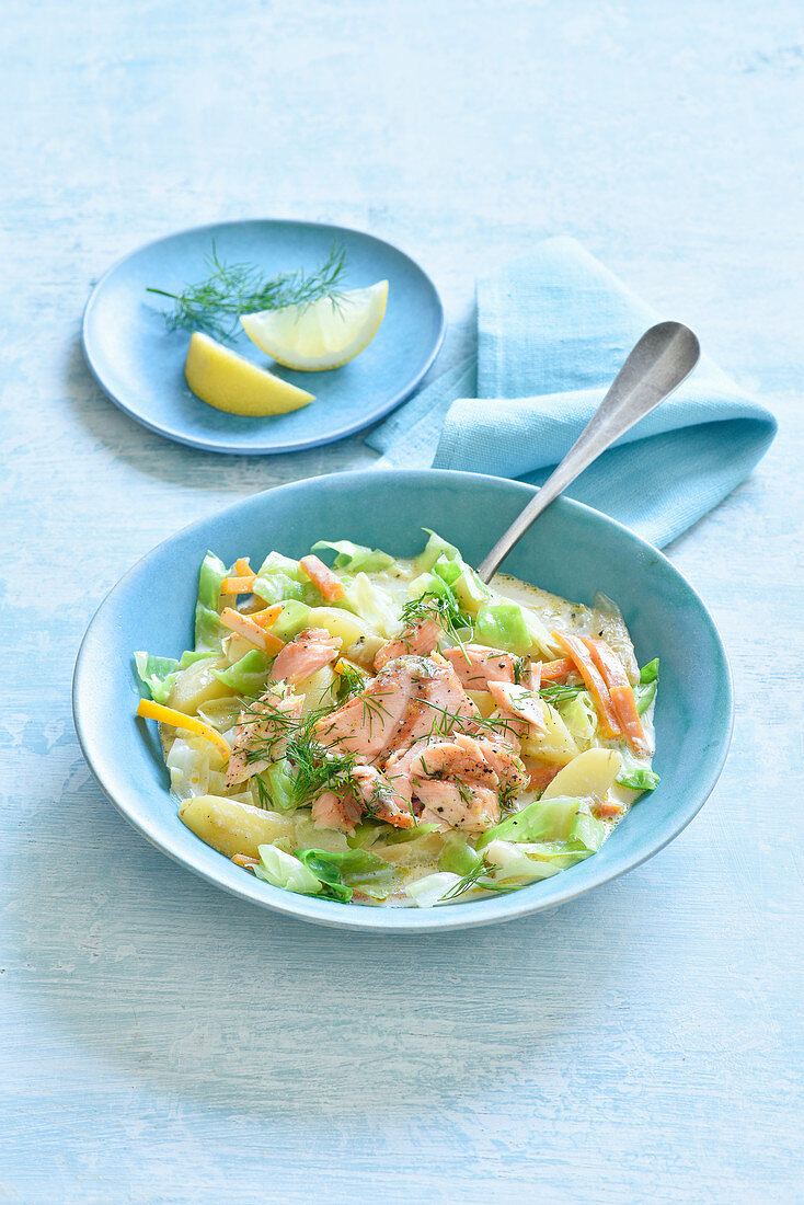 Spitzkohl-Rahmtopf mit Pulled Lachs