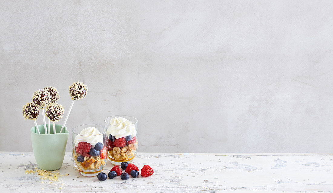 Cake-Pops und Dessert im Glas