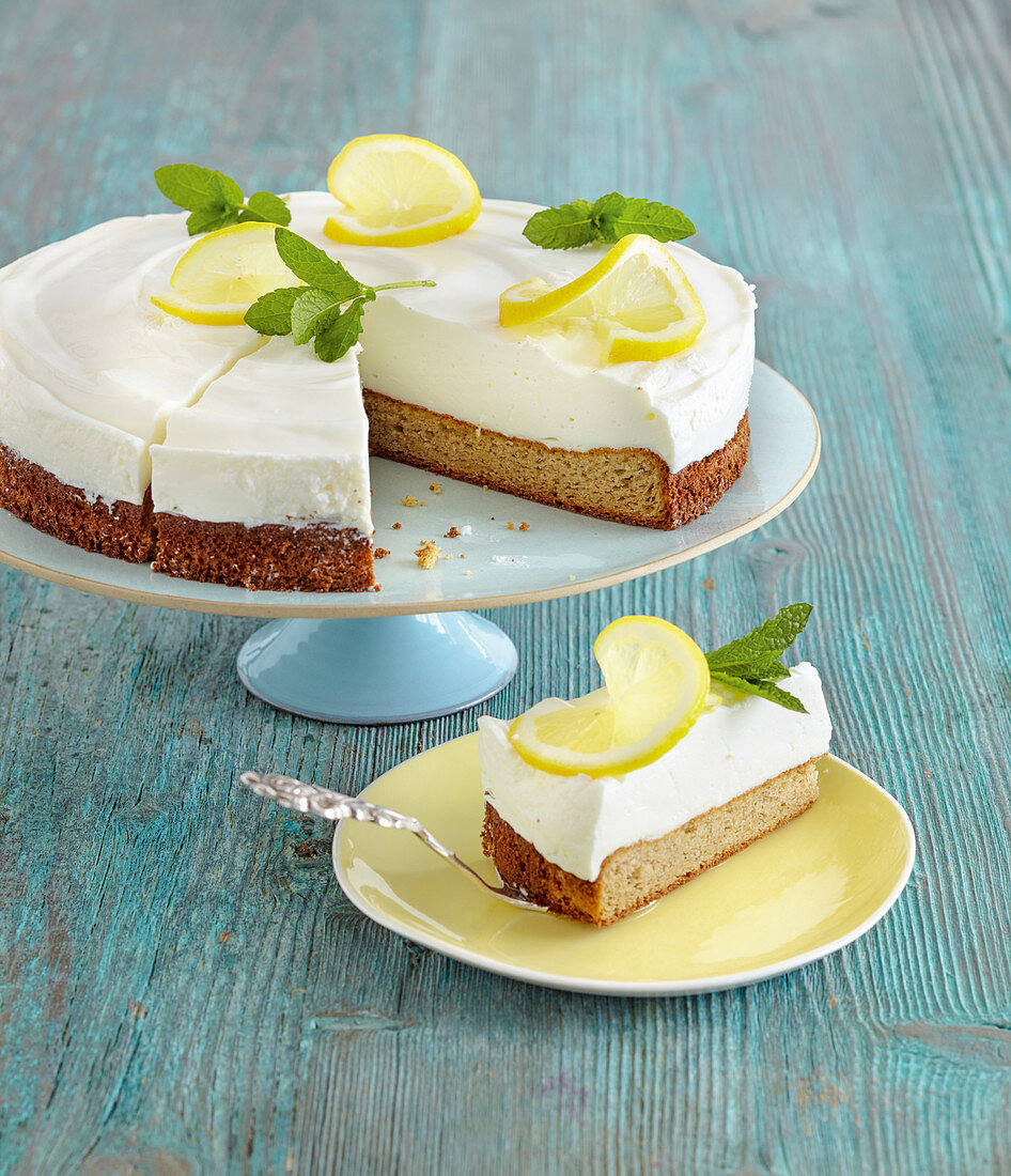 Yoghurt cream cake with lemon