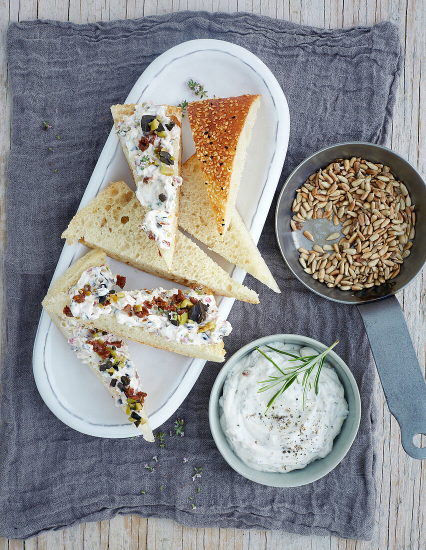 Goat's cream cheese spread with herbs and honey