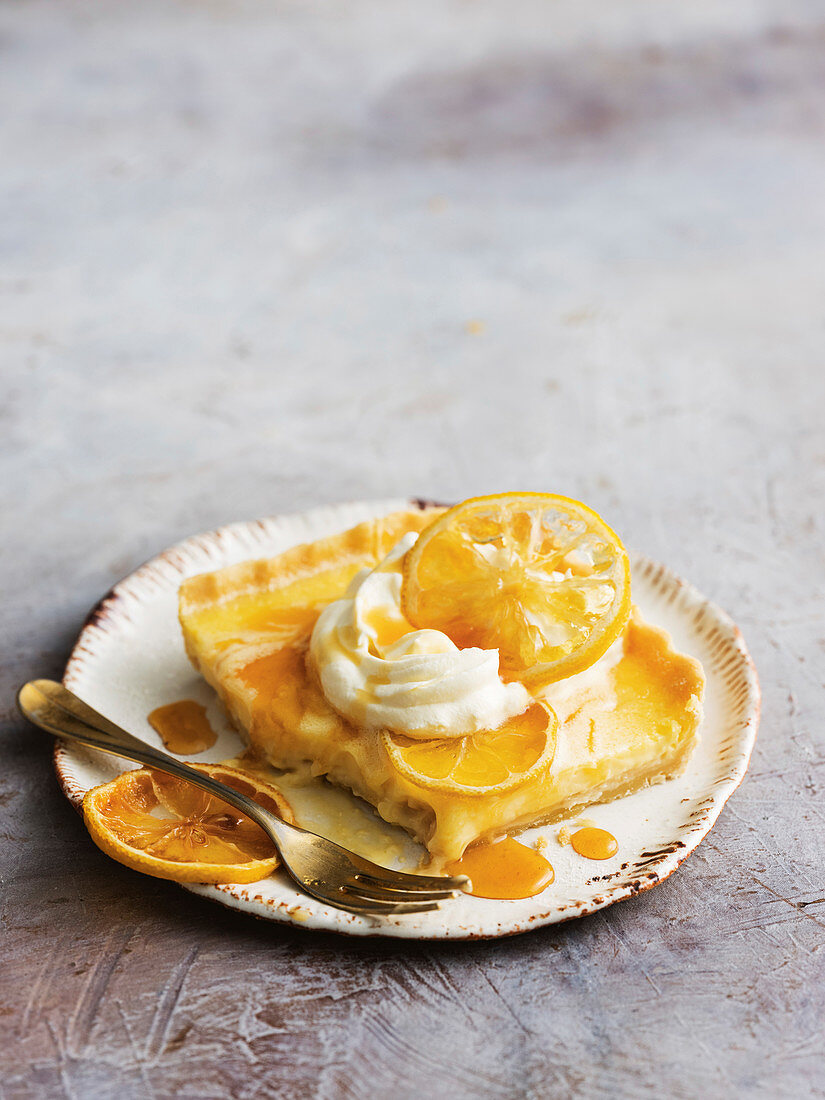 Ein Stück Lemon-Curd-Vanillepudding-Tarte