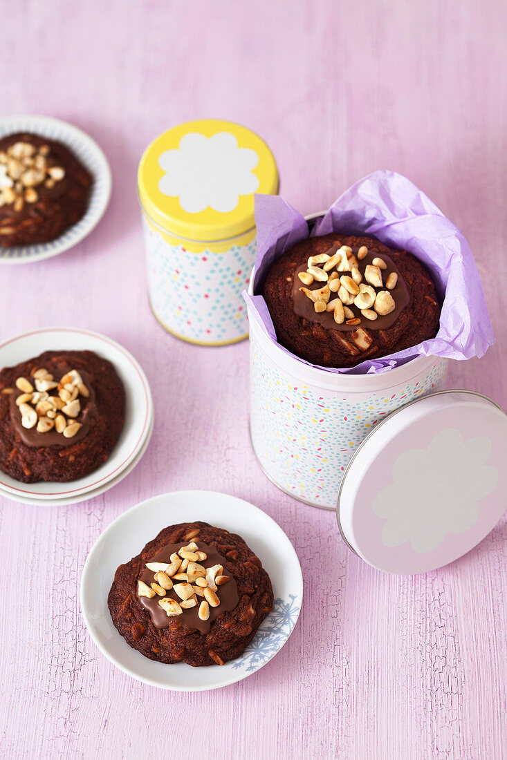 Crunchy Choco Cookies mit Schokoglasur und Nüssen