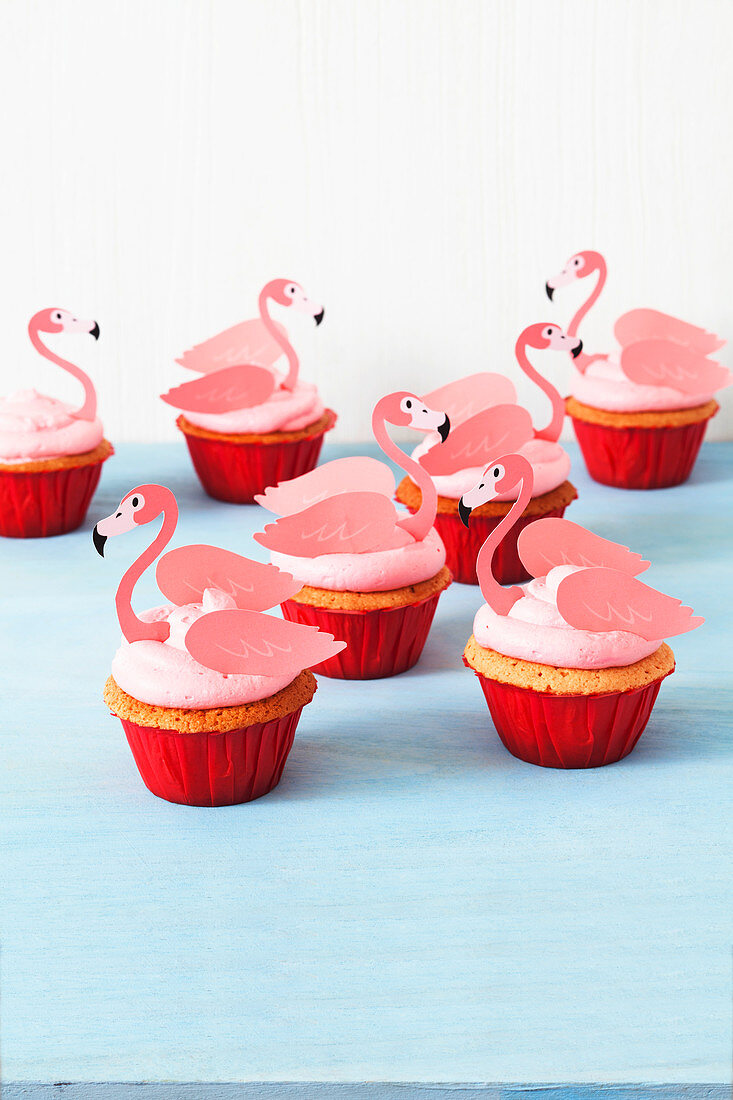 Flamingo cupcakes with cream cheese topping