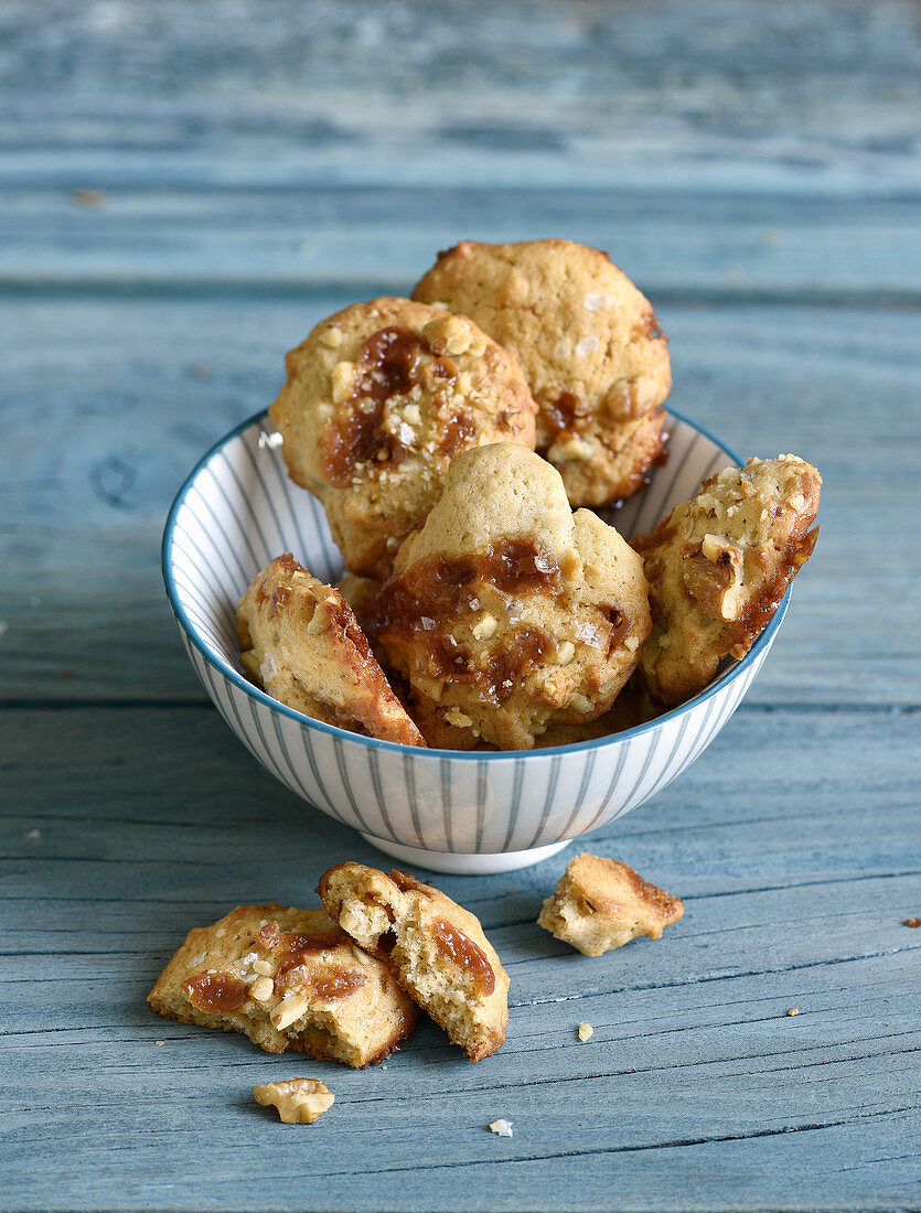 Toffee cookies with walnuts