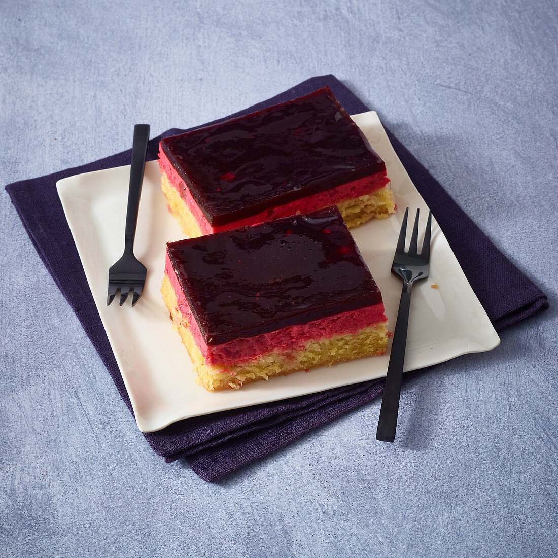 Patrioten-Poke-Cake mit Erdbeercreme und Johannisbeergelee