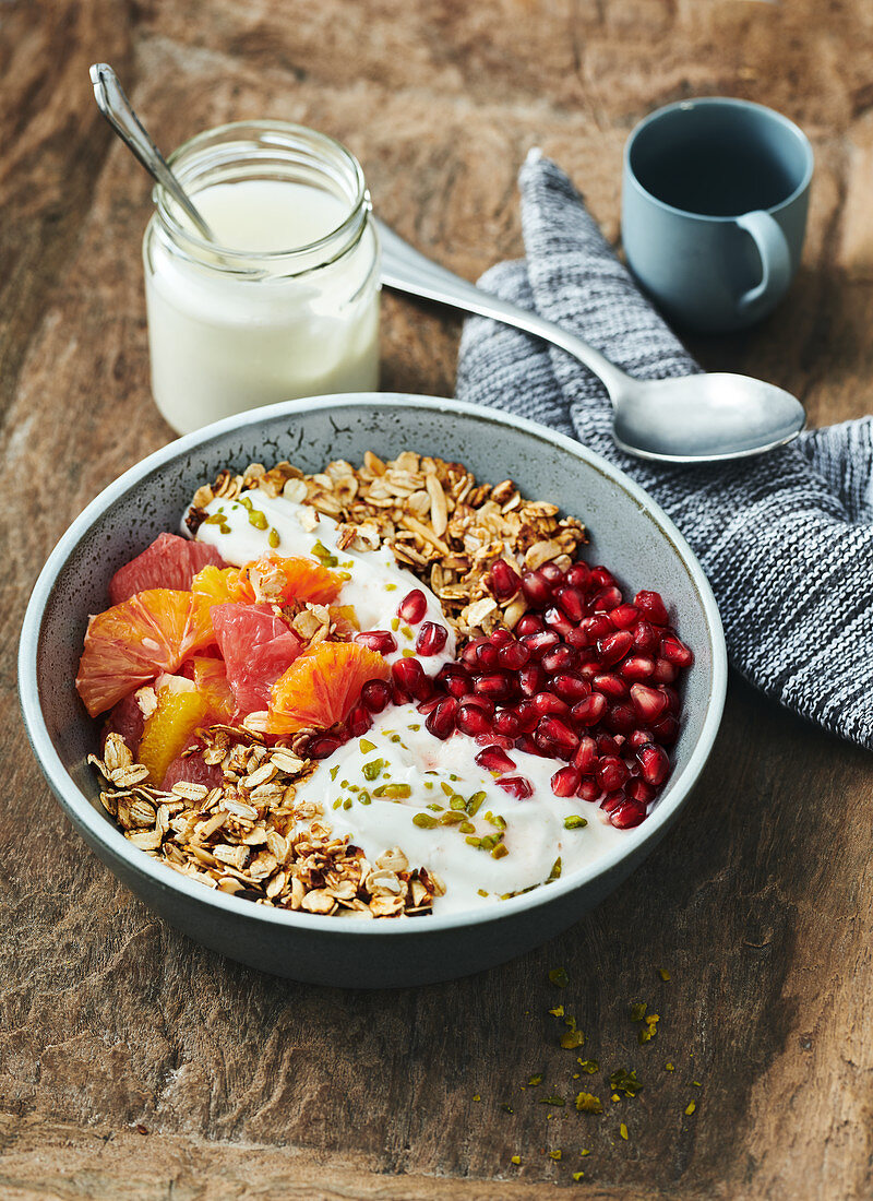 Power muesli with yoghurt, grapefruit and pomegranate seeds