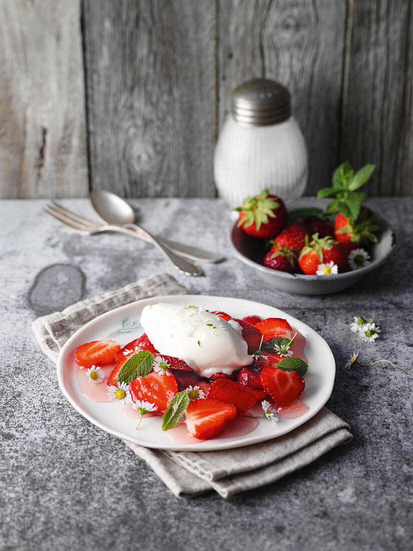 Joghurt-Honig-Eis auf marinierten Erdbeeren