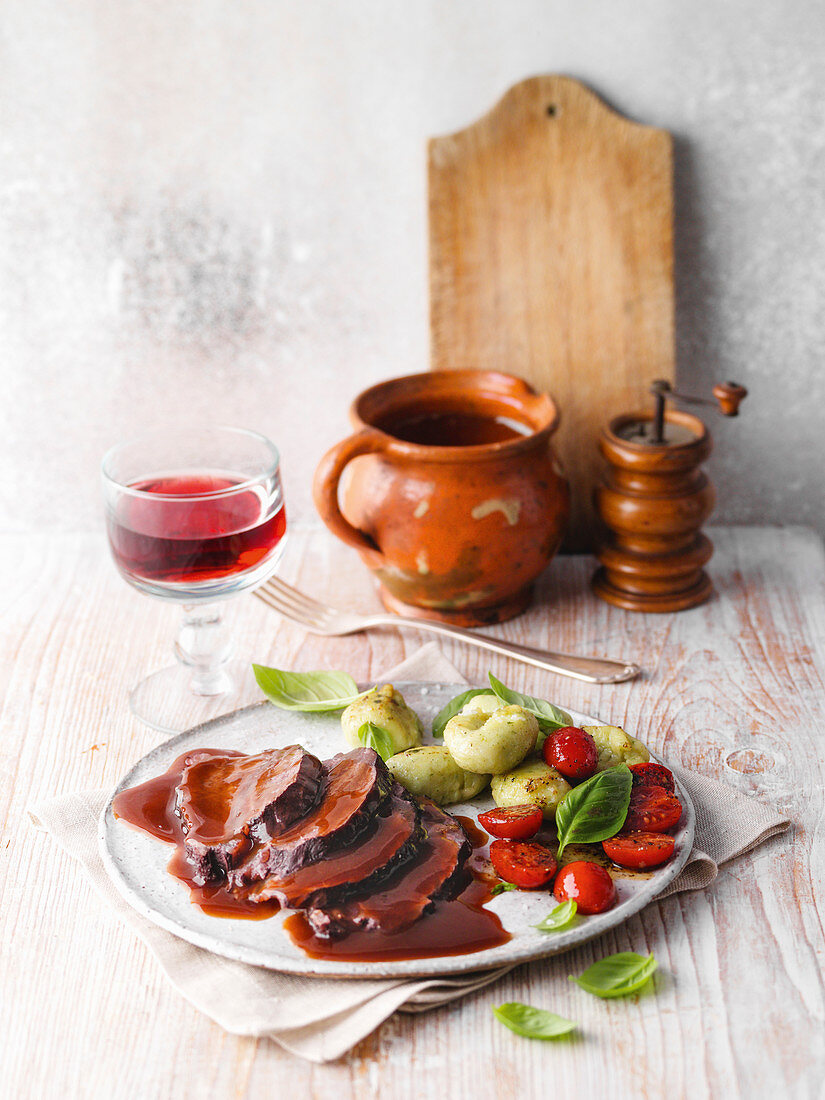 Geschmorte Rinderbacke mit Rotweinsauce und Basilikumgnocchi