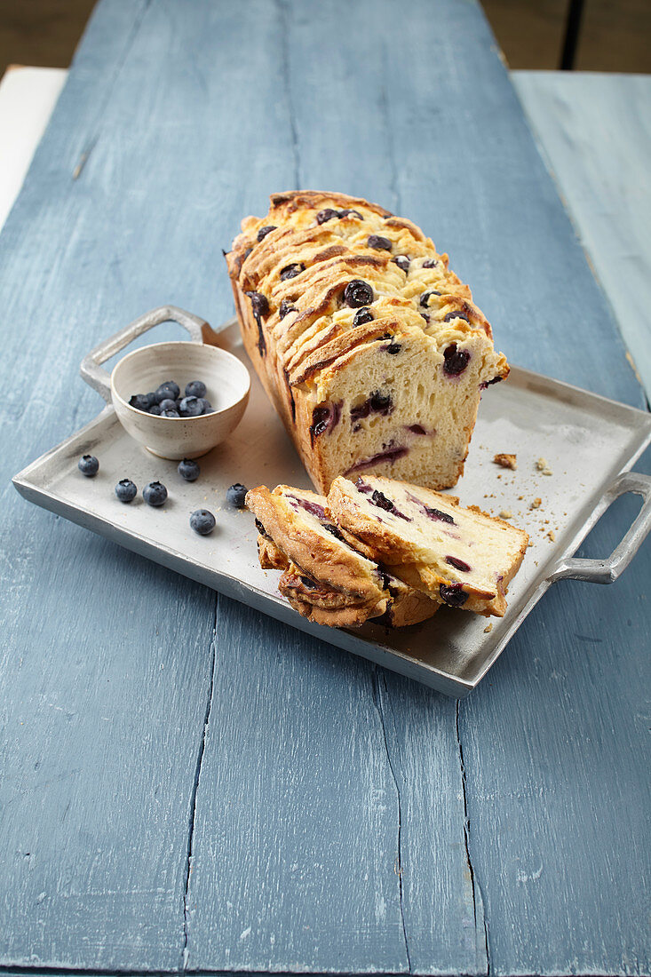 Buttermilch-Zupfbrot mit Heidelbeeren