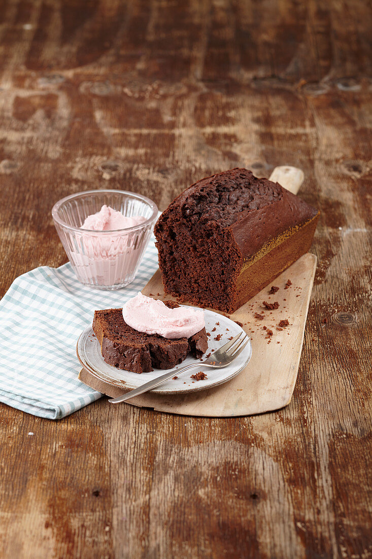 Rote-Bete-Kastenkuchen mit Rote-Bete-Frischkäsetopping