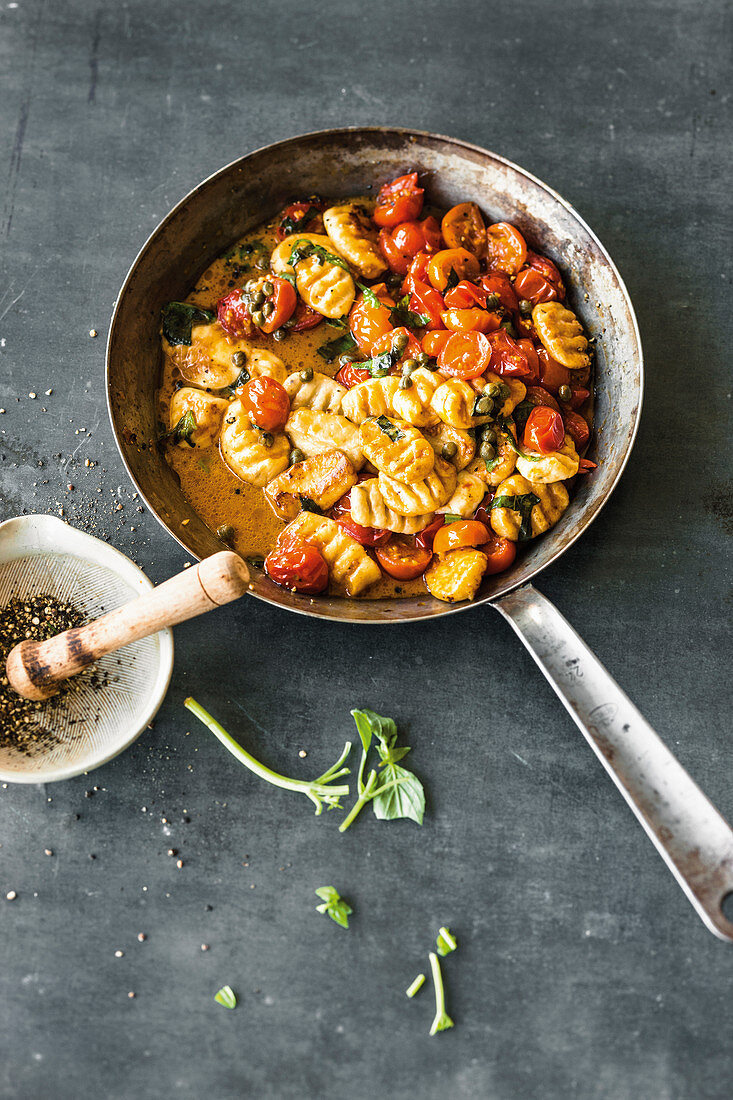 Ricotta-Gnocchi mit geschmolzenen Tomaten, Kapern und Anchovis