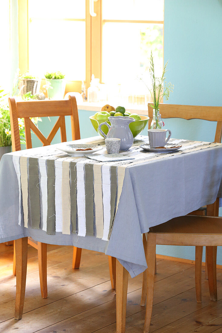 DIY-Tischdecke mit Stoffbändern