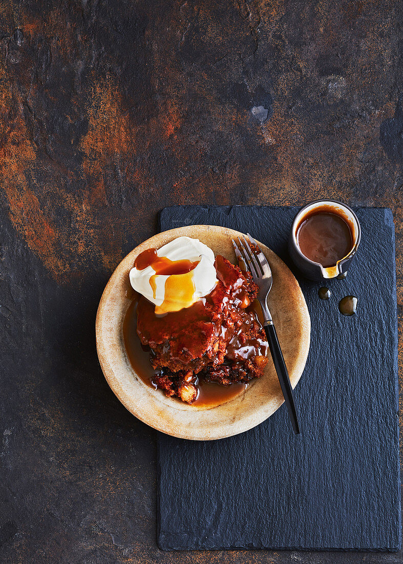 Sticky Date Pudding mit Schokolade und Brandy Butterscotch (England)