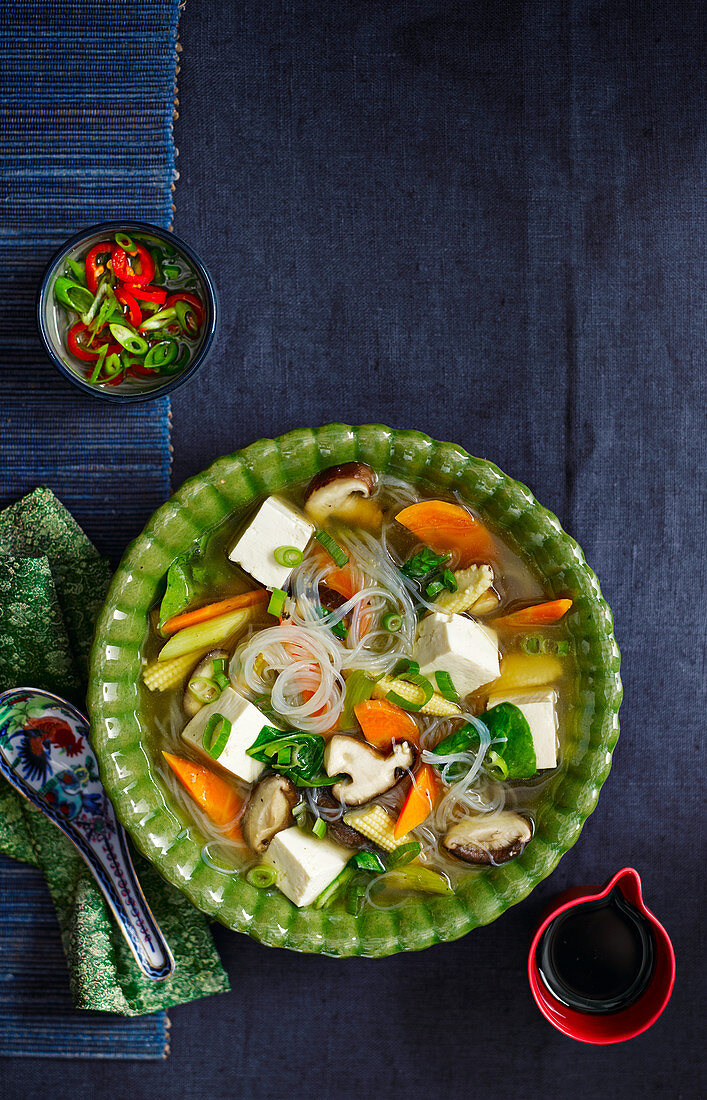 Acht-Schätze-Suppe mit Glasnudeln und Tofu (China)