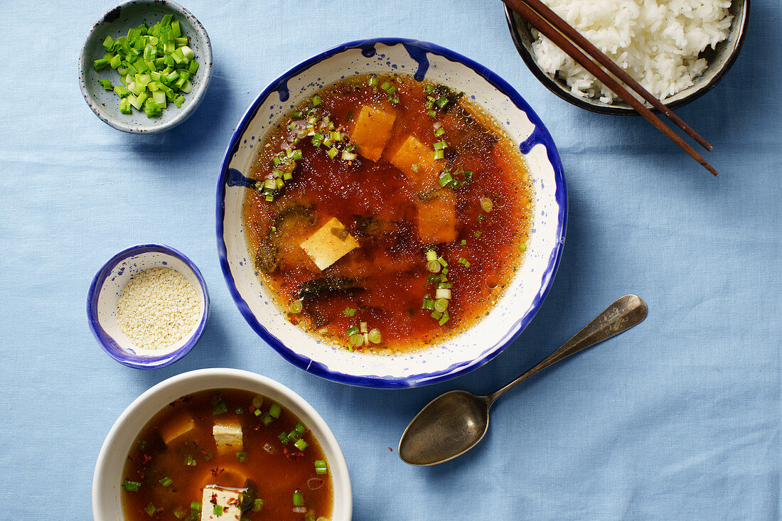 Scharfe japanische Misosuppe mit Tofu, Wakame und Frühlingszwiebeln