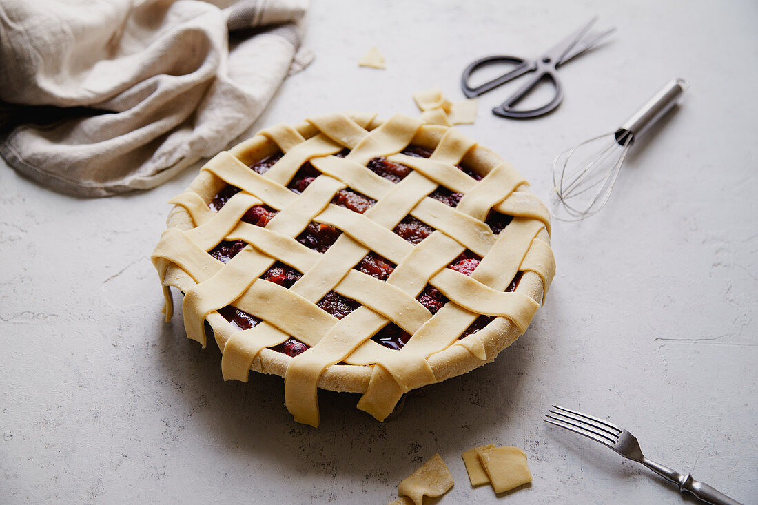 Ungebackener Beerenpie mit Teiggitter