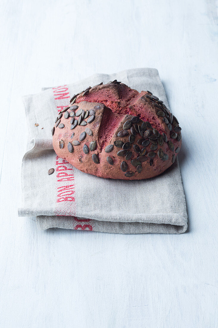 Rote-Bete-Brot mit Kürbiskernen