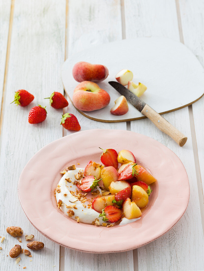 Karamellisierte Pfirsiche mit Quarkcreme und Erdbeeren