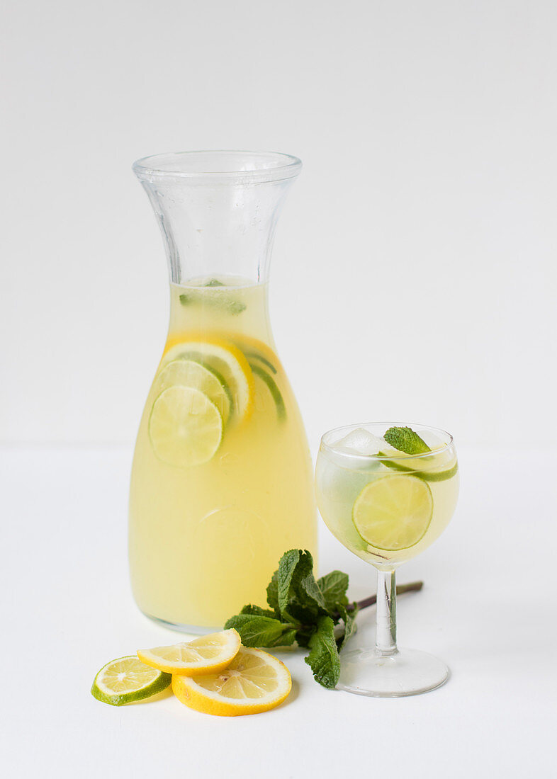Hausgemachte Zitronen-Limetten-Limonade mit Minze