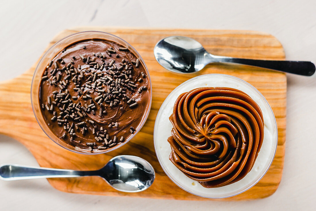 Schokoladenmousse und Pudding in Gläsern