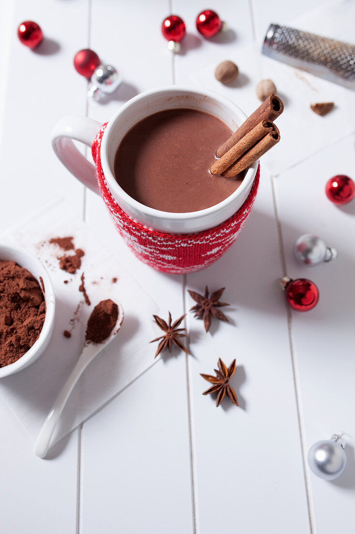 Heißer Kakao mit Zimtstangen in Weihnachtstasse