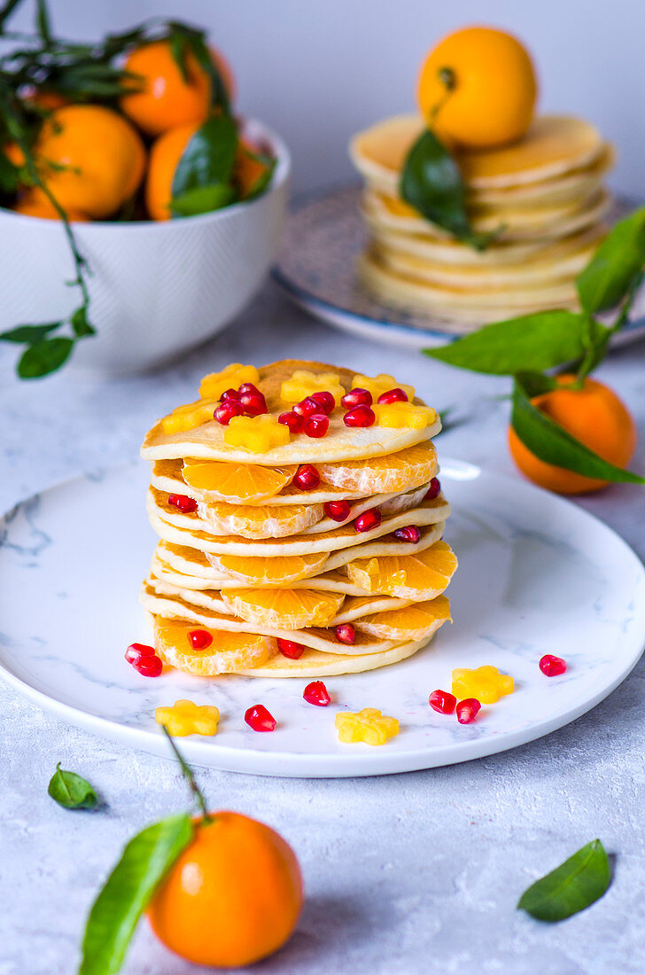 Pfannkuchen mit Mandarinen, Granatapfelkernen und Ahornsirup