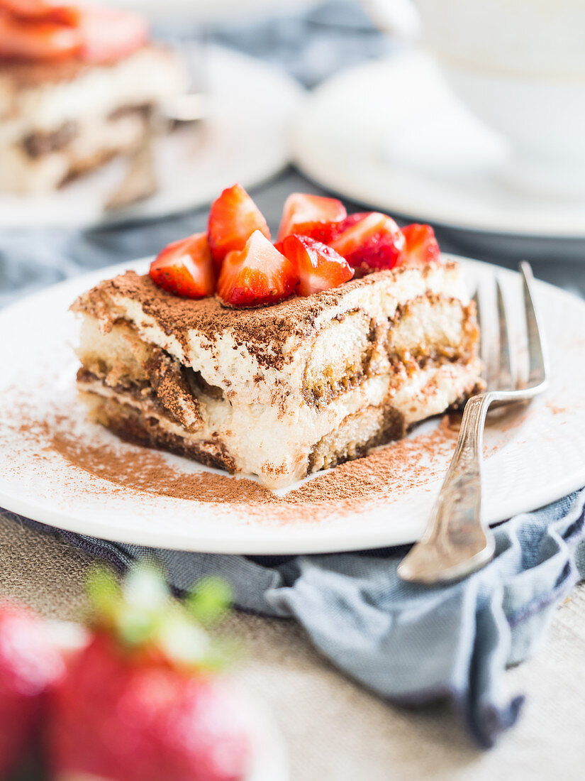 Ein Stück Tiramisu mit Erdbeeren