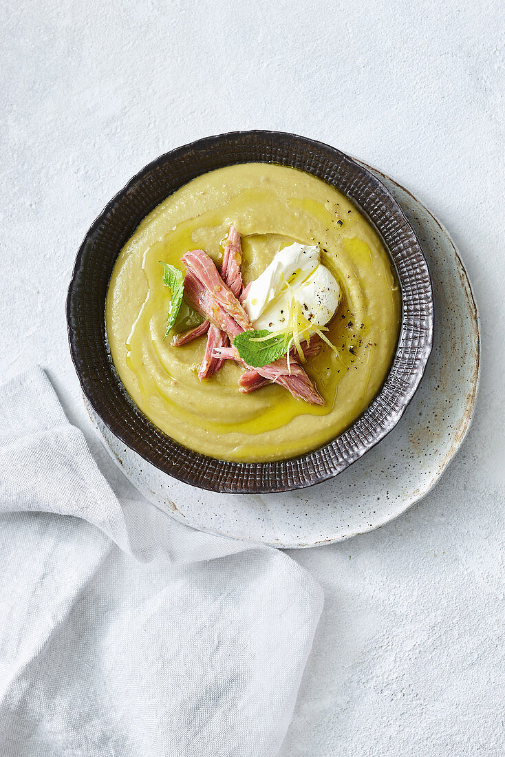 Pea und ham soup with green apples