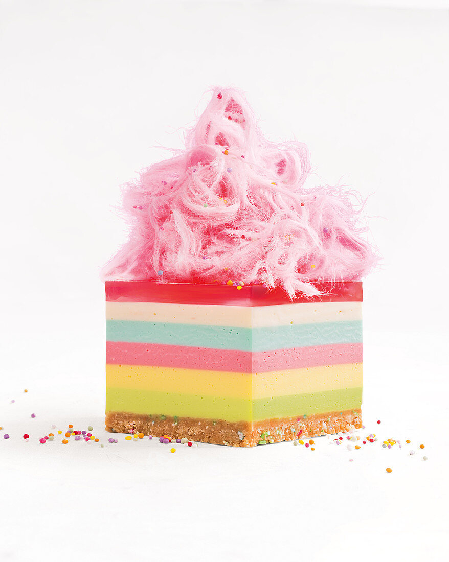 Bunter Rainbow Jelly Cheesecake mit rosa Zuckerwatte